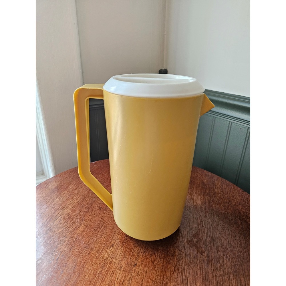 Vintage Rubbermaid 2.25 Quart‎ Pitcher harvest gold Yellow J-2445 With White Lid